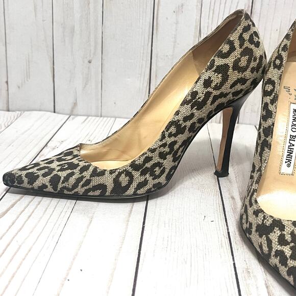Manolo Blahnik Beige & Brown Cheetah Print Pointed Toe Pumps Size 37.5 - Picture 11 of 13